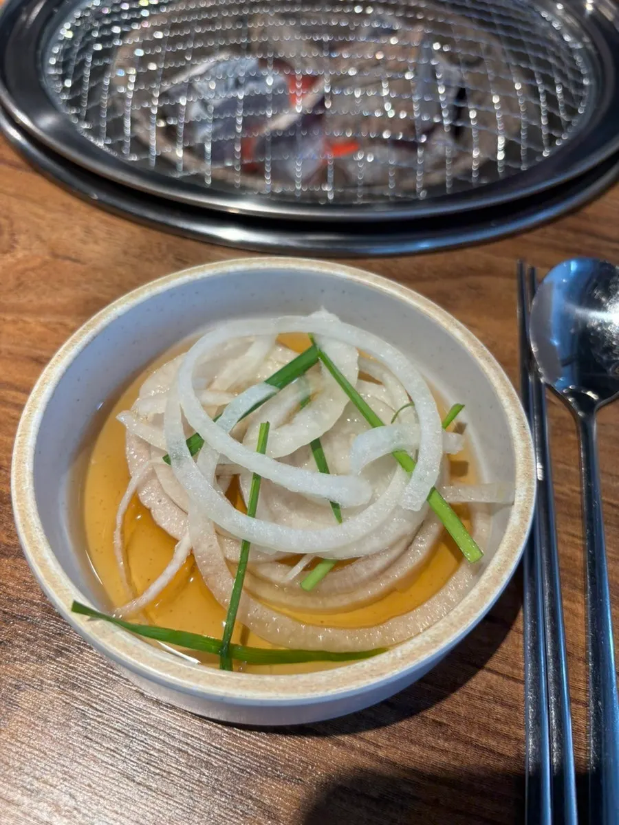 셀프바에서 담아온 상추와 채소