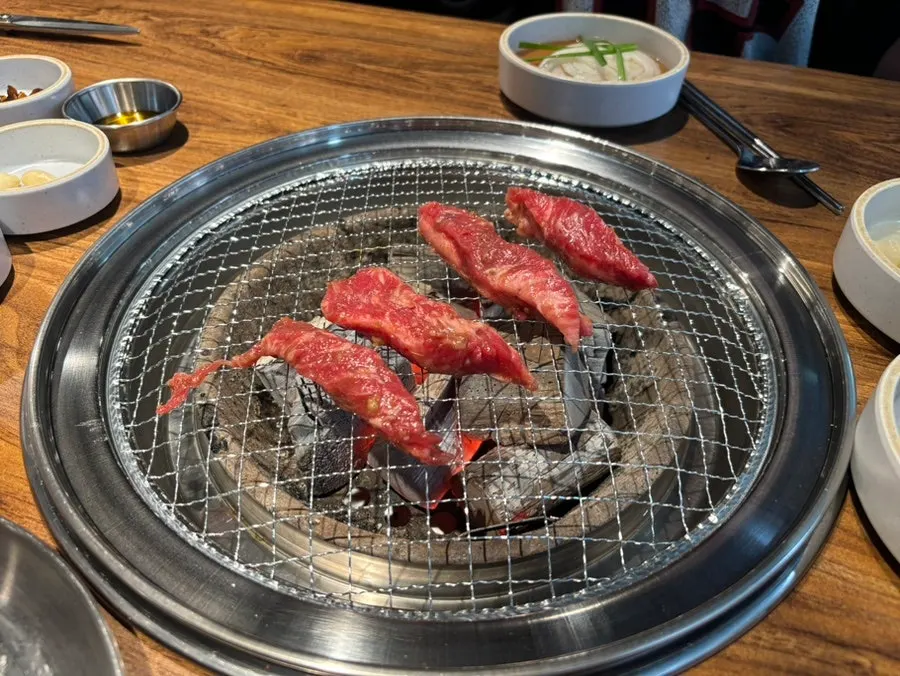 접시에 담겨 나온 양념 갈비살 150g