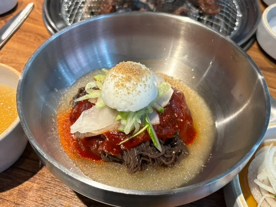 구운 고기를 양파절임에 올린 모습