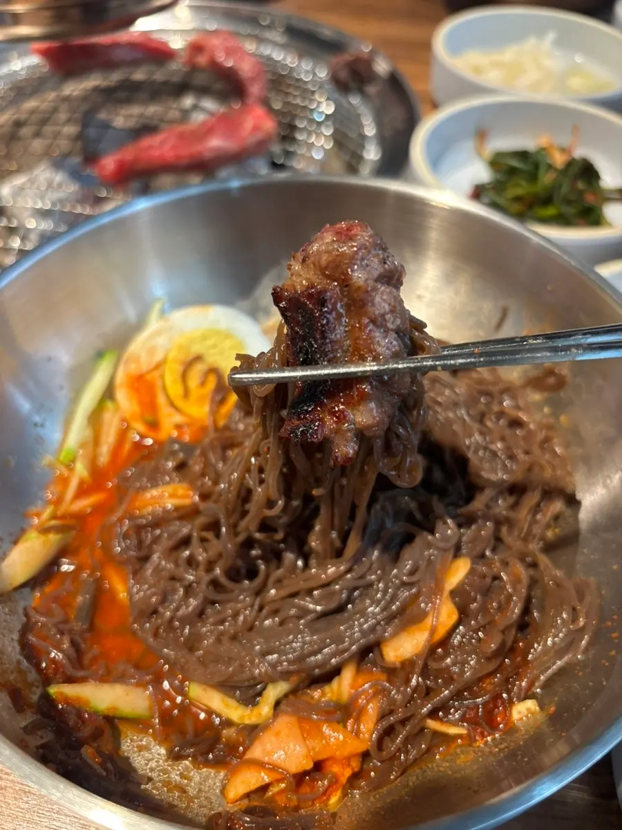 세트에 포함된 비빔냉면 한 그릇