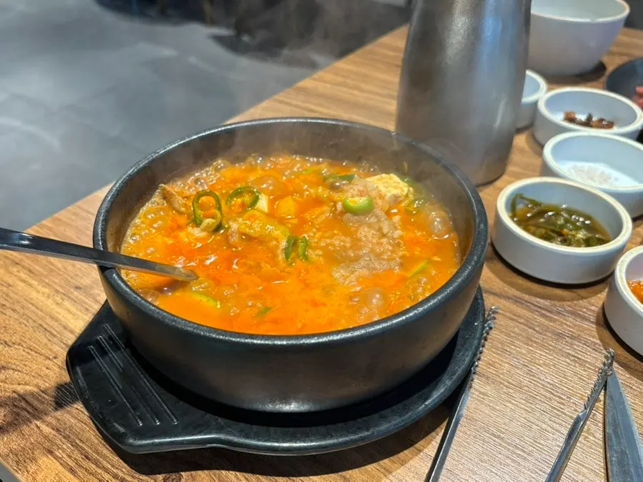 비빔냉면과 구운 소고기 조합