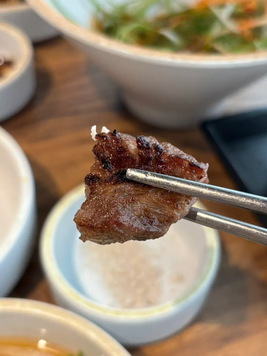 소금과 쌈장에 찍어 먹는 숯불 소고기