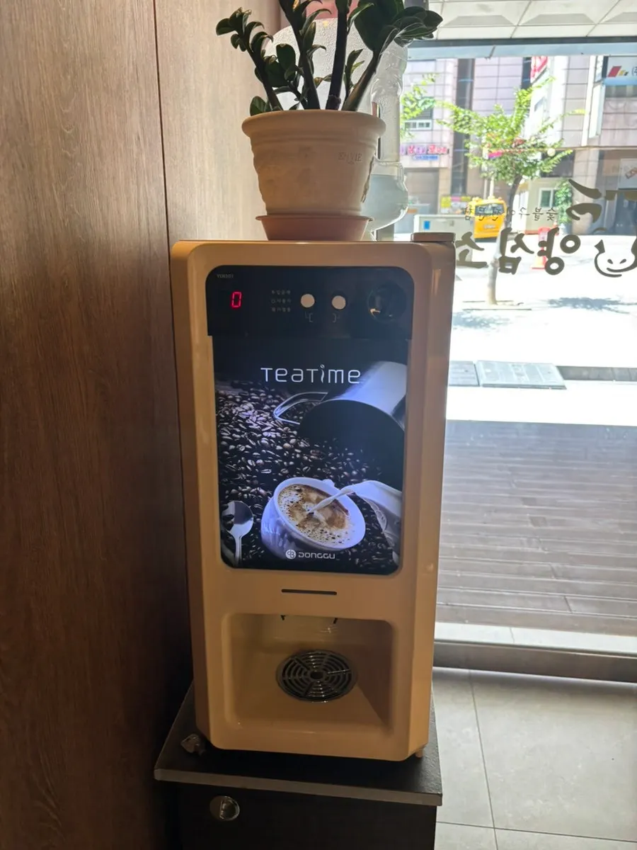 출입구에 준비된 일회용 가글과 치실, 사탕