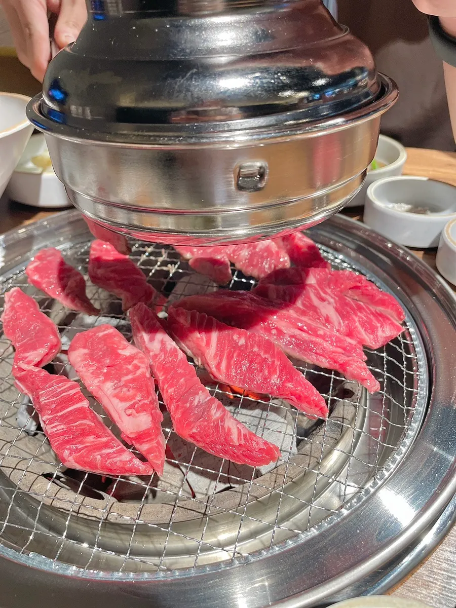 생갈비살과 곁들임 반찬 사진