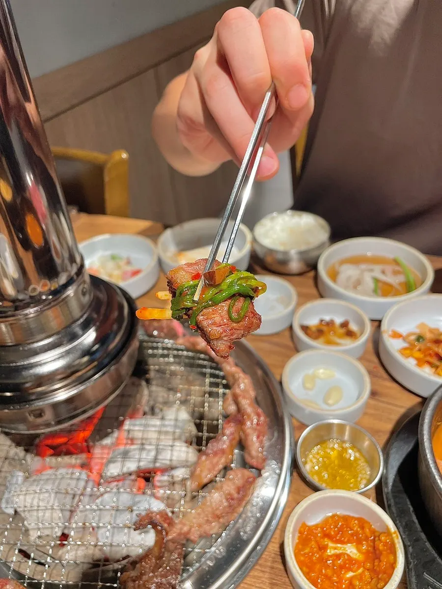 숯불에 익어가는 갈비살 사진
