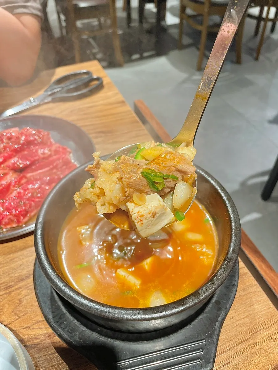 육즙 있는 생갈비살 한 점 사진