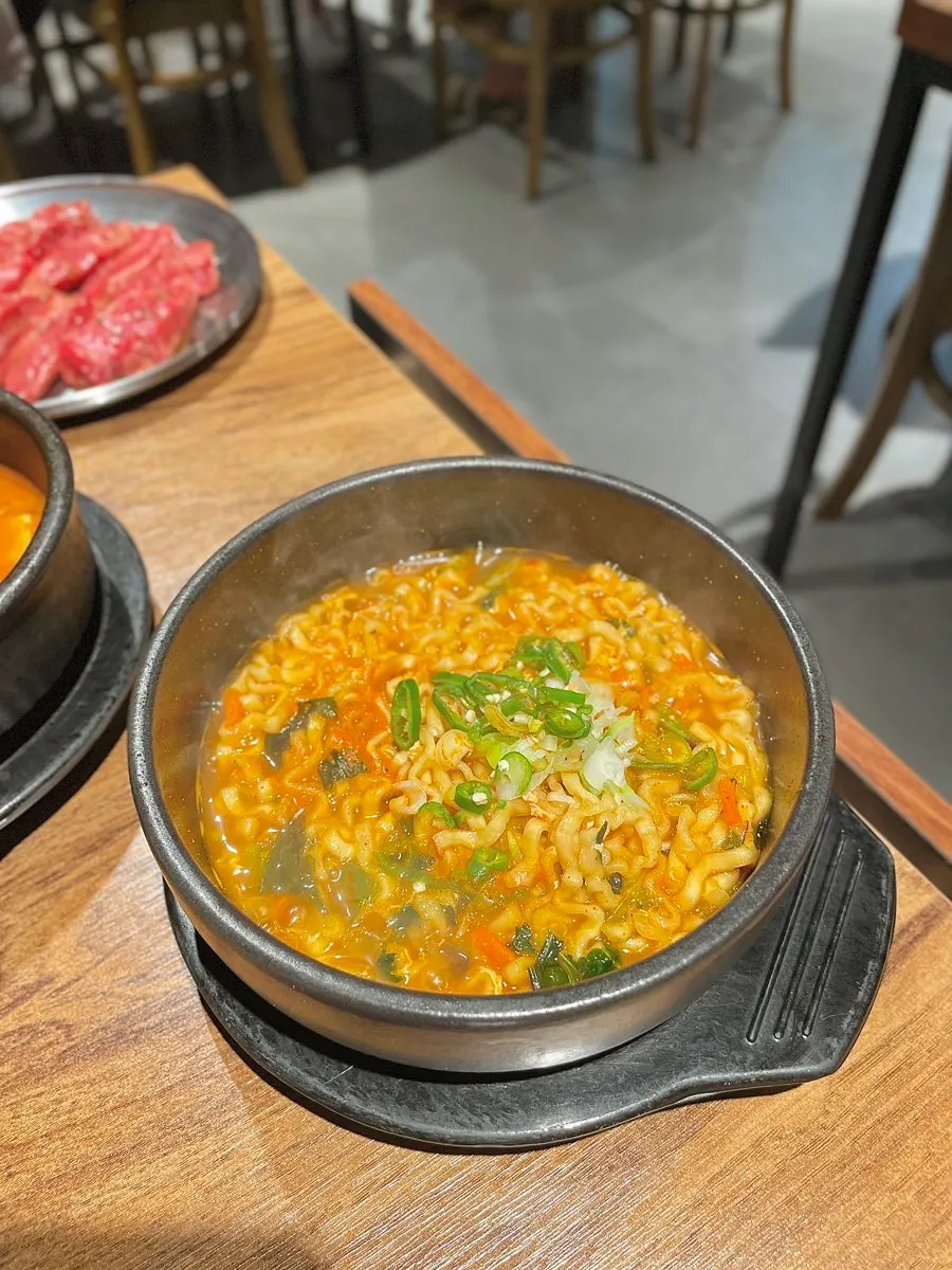 차돌 된장찌개와 공기밥 사진