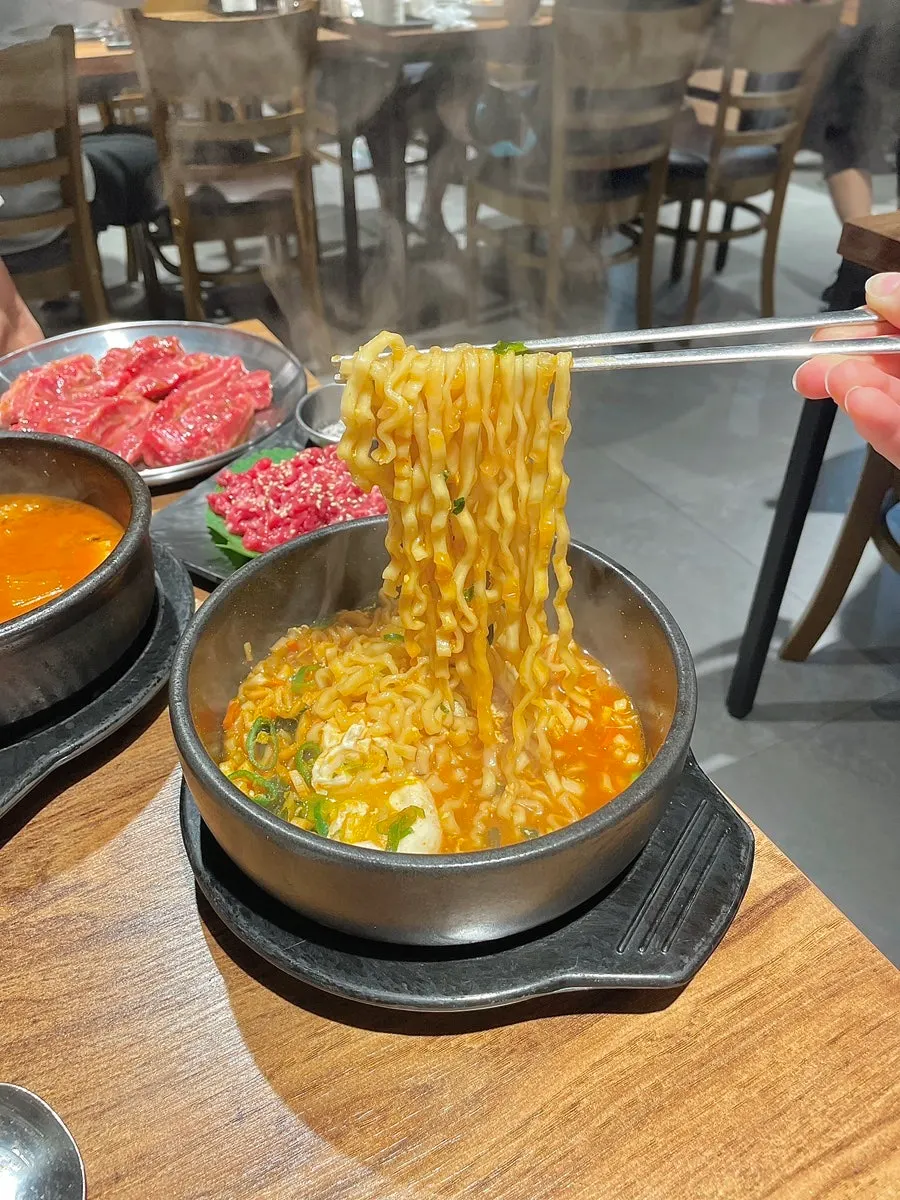 반숙 계란이 든 뚝배기 라면 사진