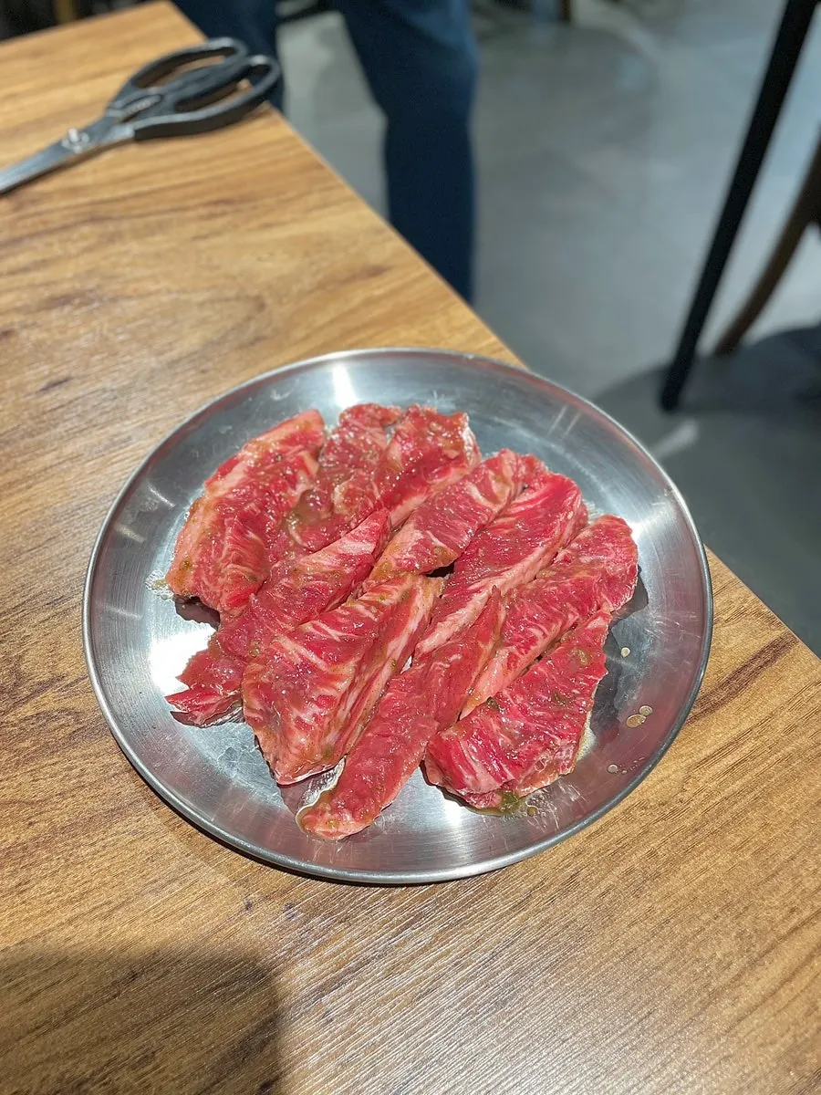 세트에 포함된 육회 사진