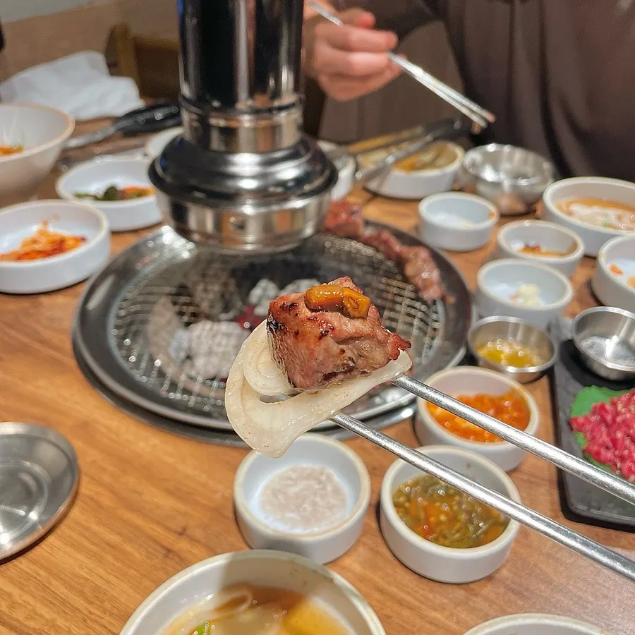 양파절임과 양념 갈비살 사진