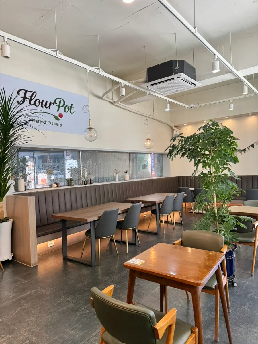Spacious, quiet interior of Flowerpot Cafe