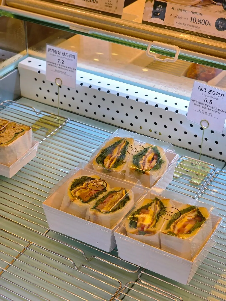 속재료가 가득한 플라워팟카페 샌드위치