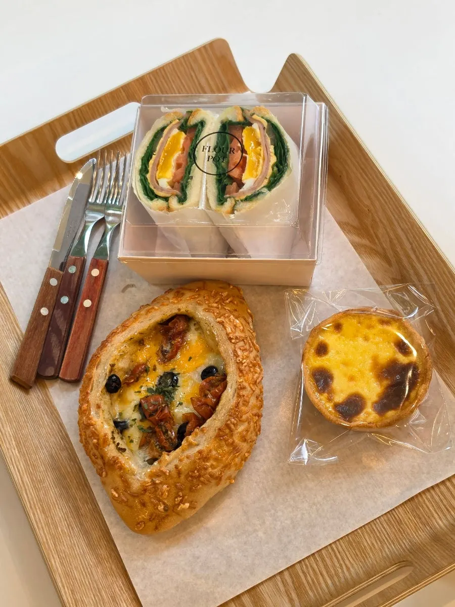 접시에 담긴 에그타르트와 바질토마토빵