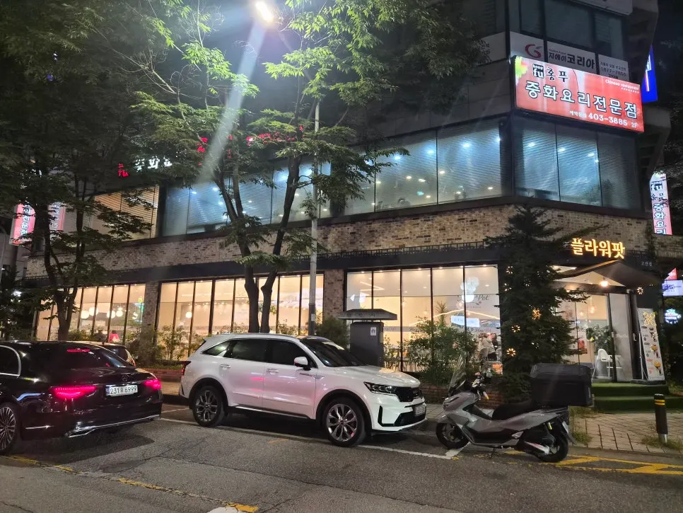 꽃무늬 장식이 있는 카페 입구