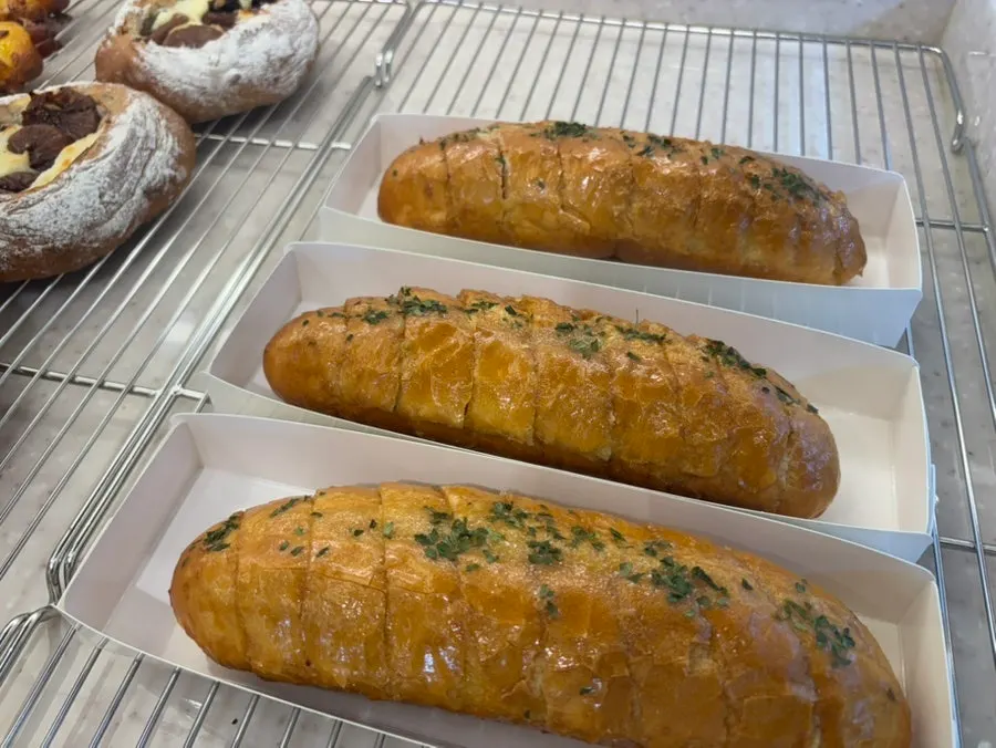 Garlic baguette shelf with garlic sauce coating