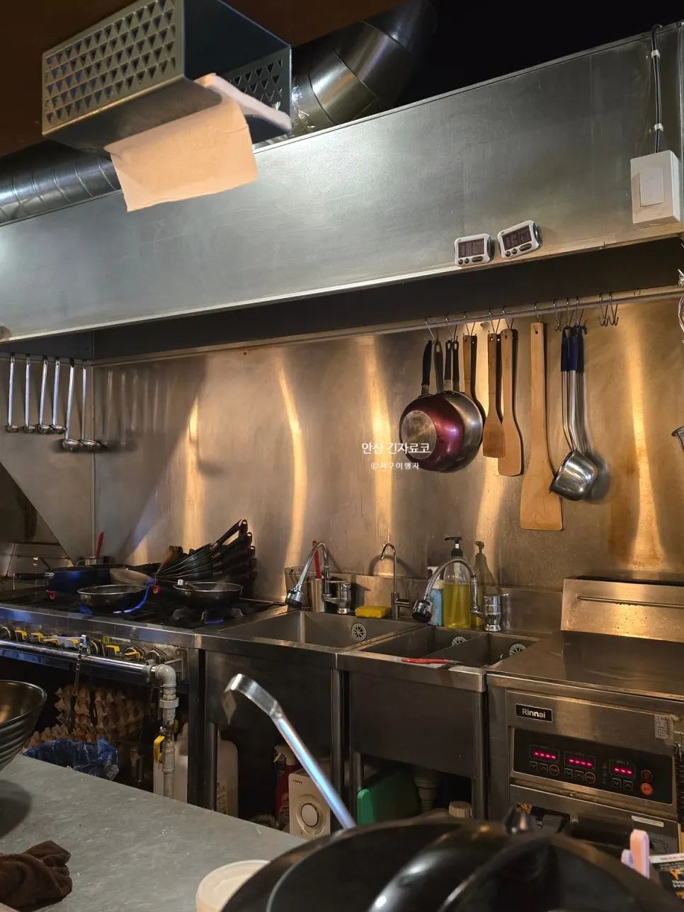Open kitchen at Gin Jaryoko Ansan Gojan Branch