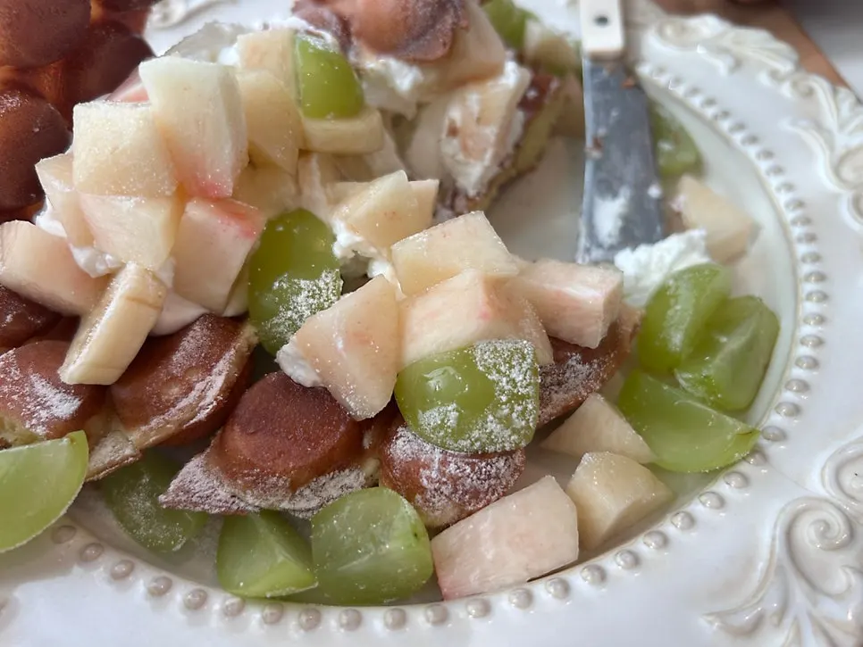 Topping the Hong Kong waffle with fruit