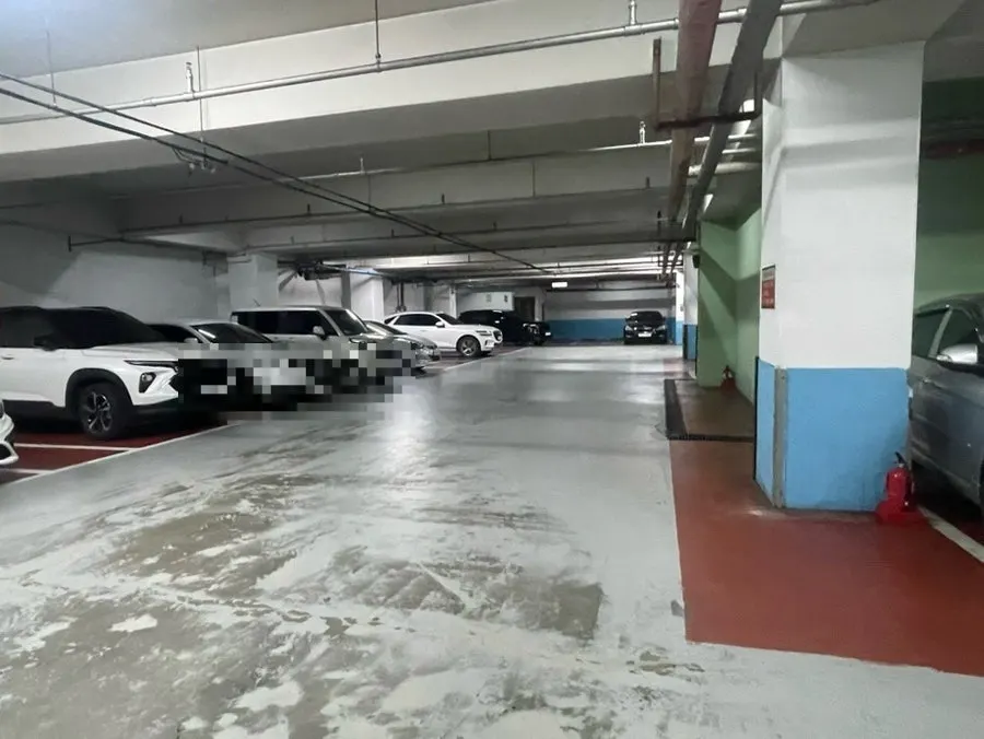 Entrance to Yum Bbokki's free in-building parking lot