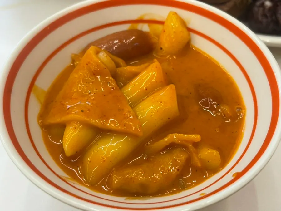 Fresh wheat rice cakes coated in thick rose sauce