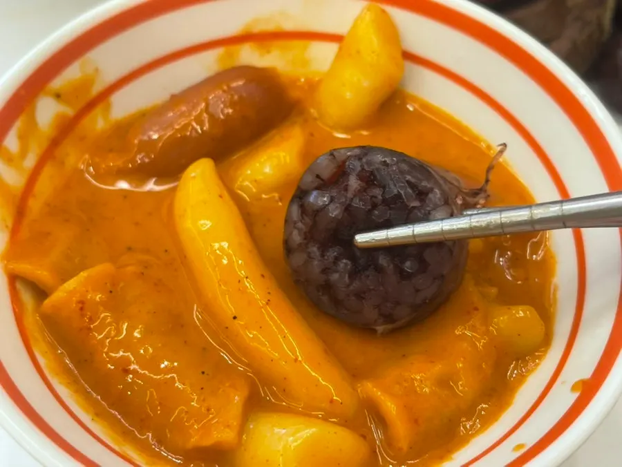 The tteok-twi-sun combo of tteokbokki, fried snacks, and sundae