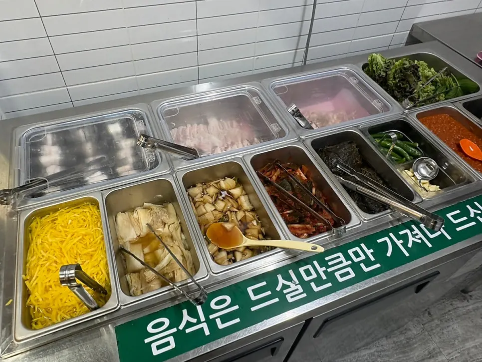 반찬과 계란후라이 코너가 있는 셀프바