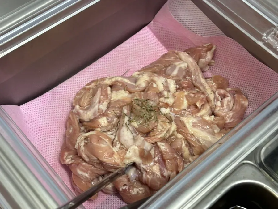 접시에 담아온 민물장어와 삼겹살, 닭목살