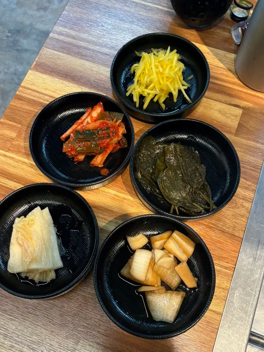 서비스로 나온 복분자주 한 잔