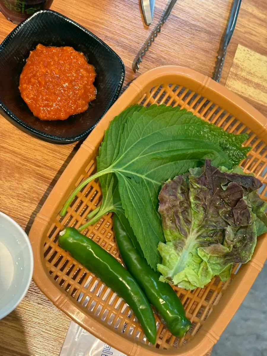 복분자주와 기본찬이 놓인 테이블