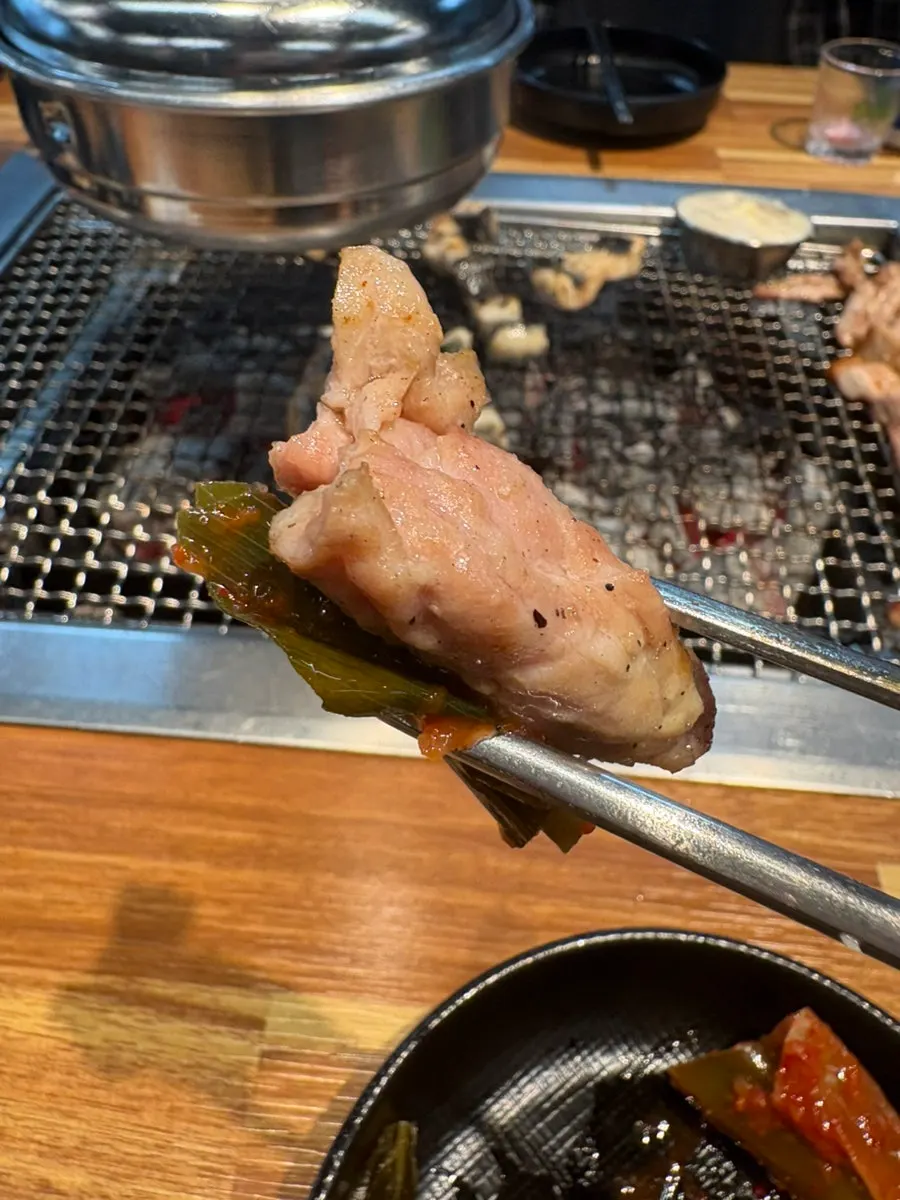 생강을 올려 한입 크기로 싼 구운 장어