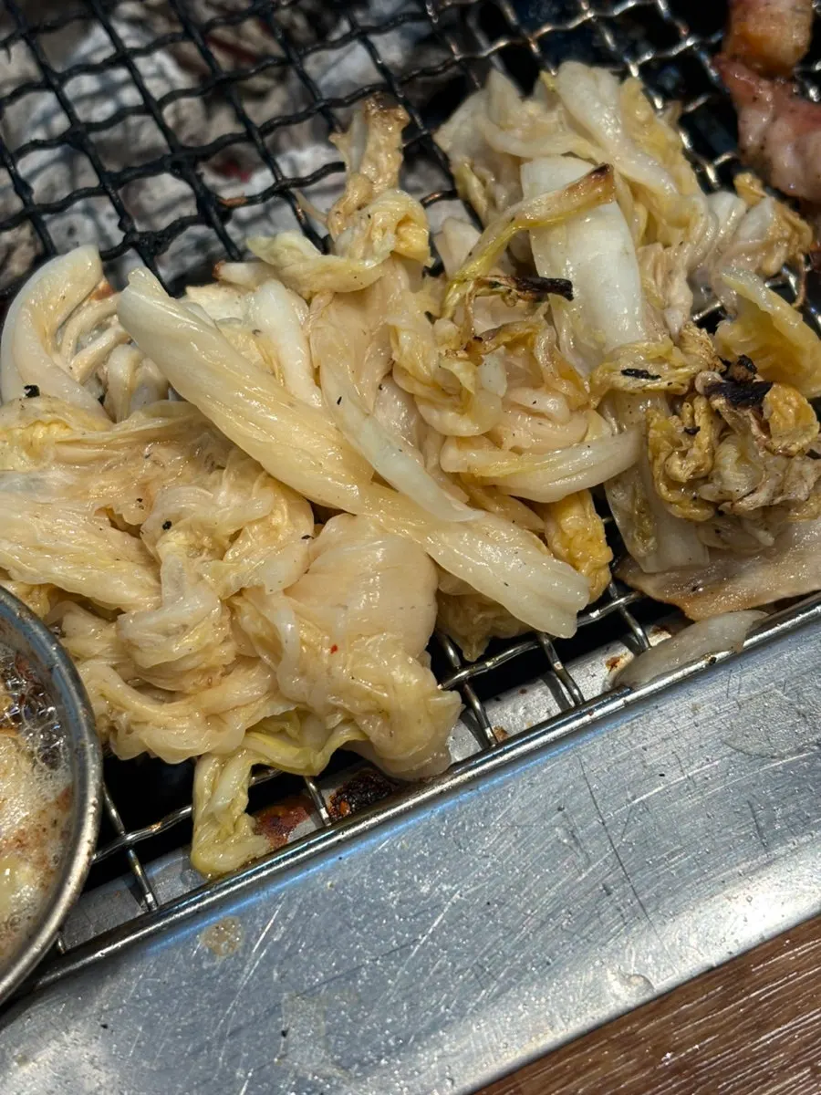 불판 위 삼겹살과 백김치 구이