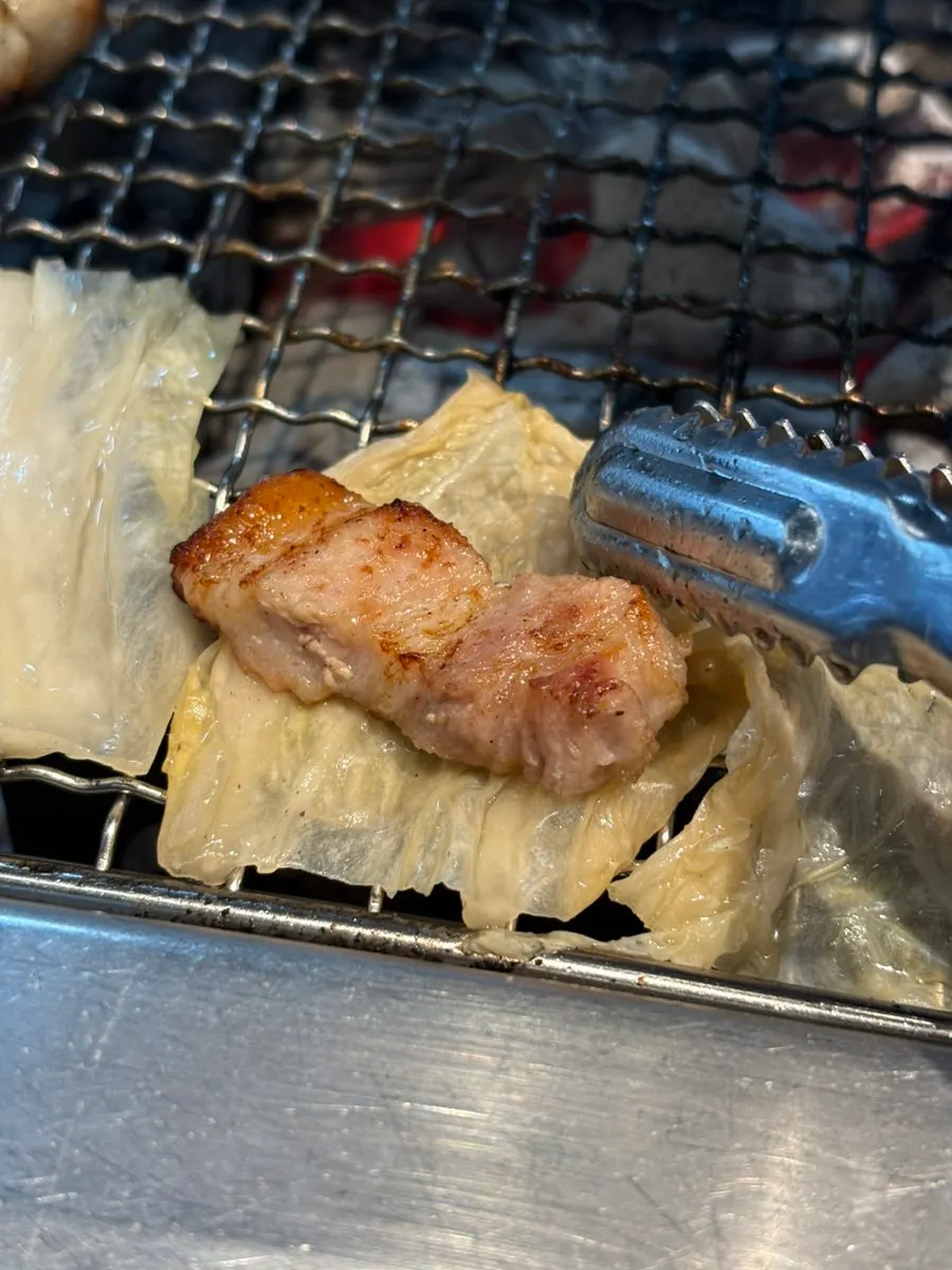 백김치에 싸 먹는 두툼한 삼겹살