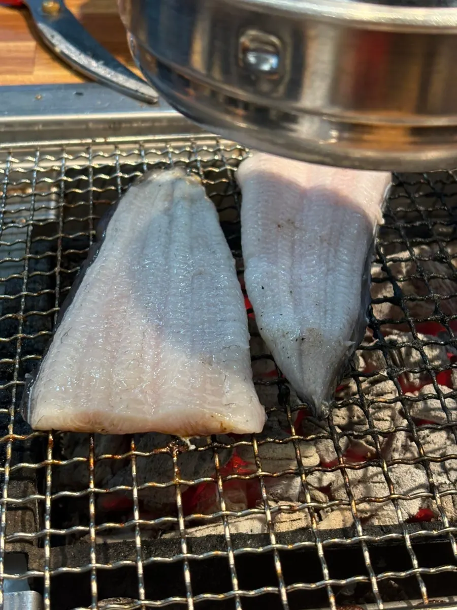 소스를 발라 구운 장어와 곁들인 반찬