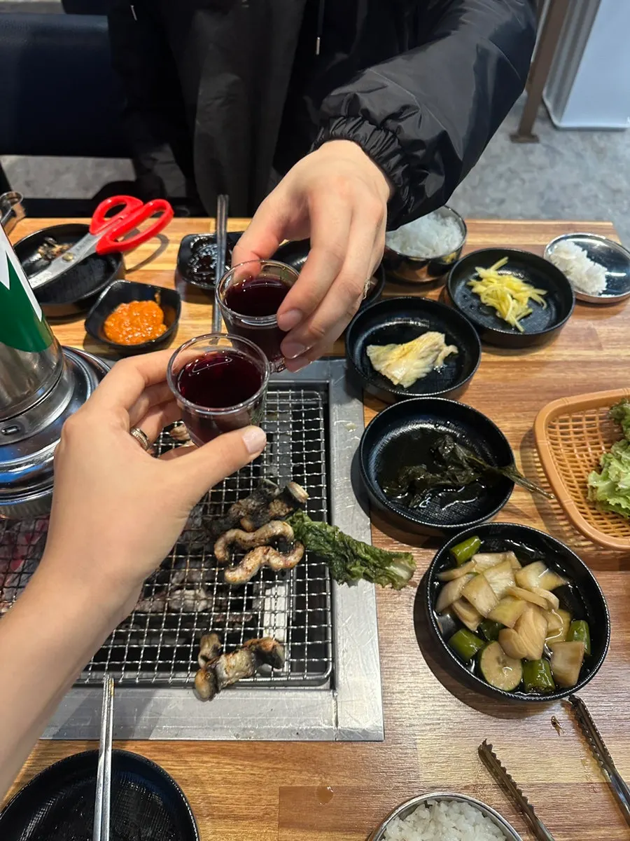 구운 장어와 복분자 잔이 놓인 테이블
