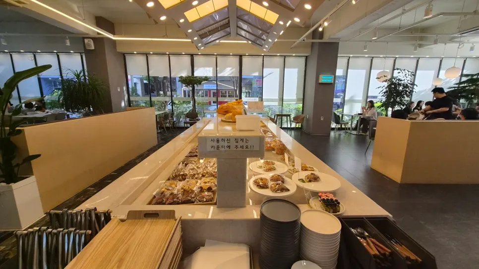 High-ceilinged interior of Flowerpot Cafe Gojan Branch