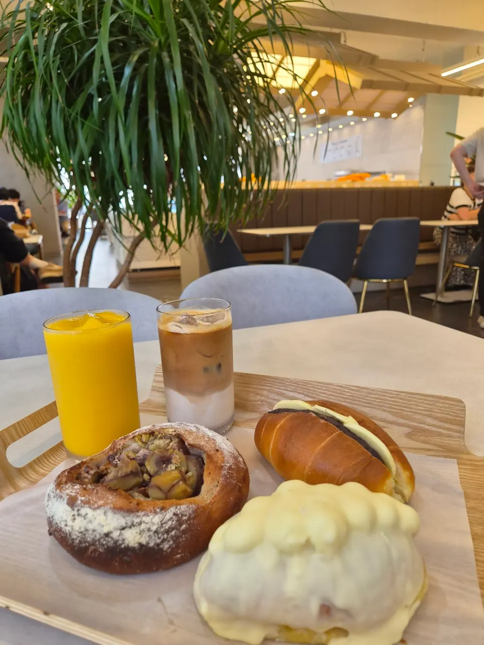 Self-packing counter and amenity corner