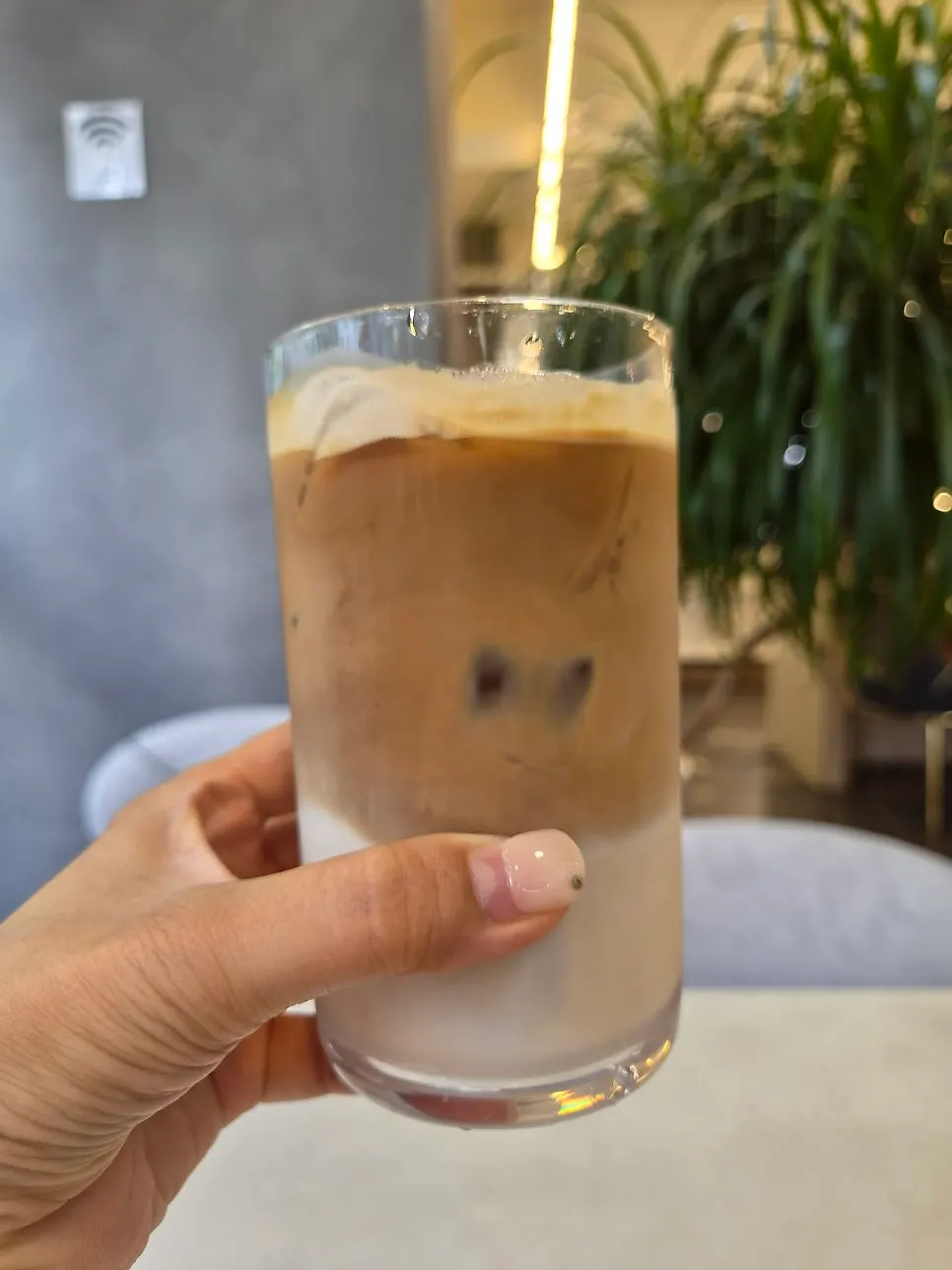 Iced café latte and mango smoothie