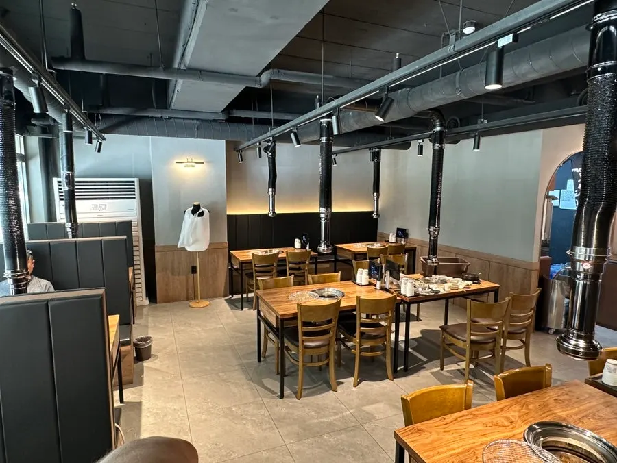 Restaurant seats with tall backrests