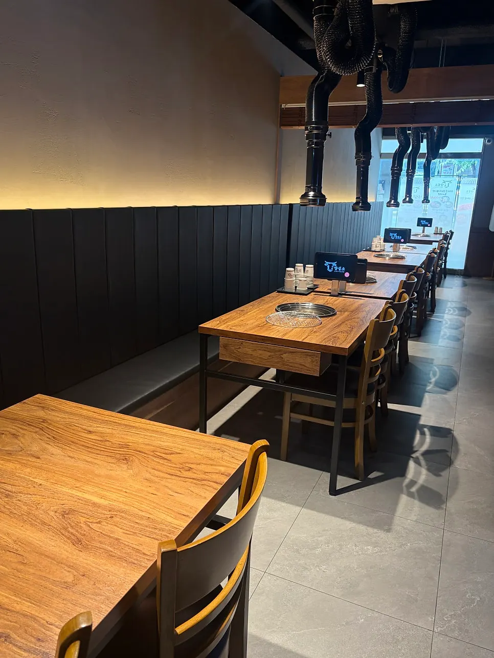 Spacious interior at Yangsimso Ansan Gojan Branch