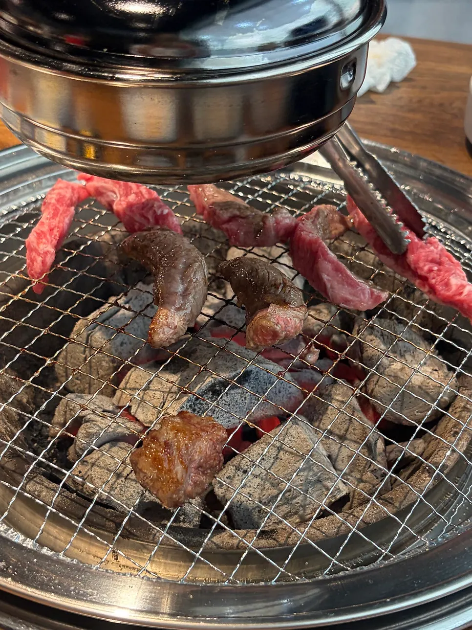 Beef rib meat with onion and scallion salad