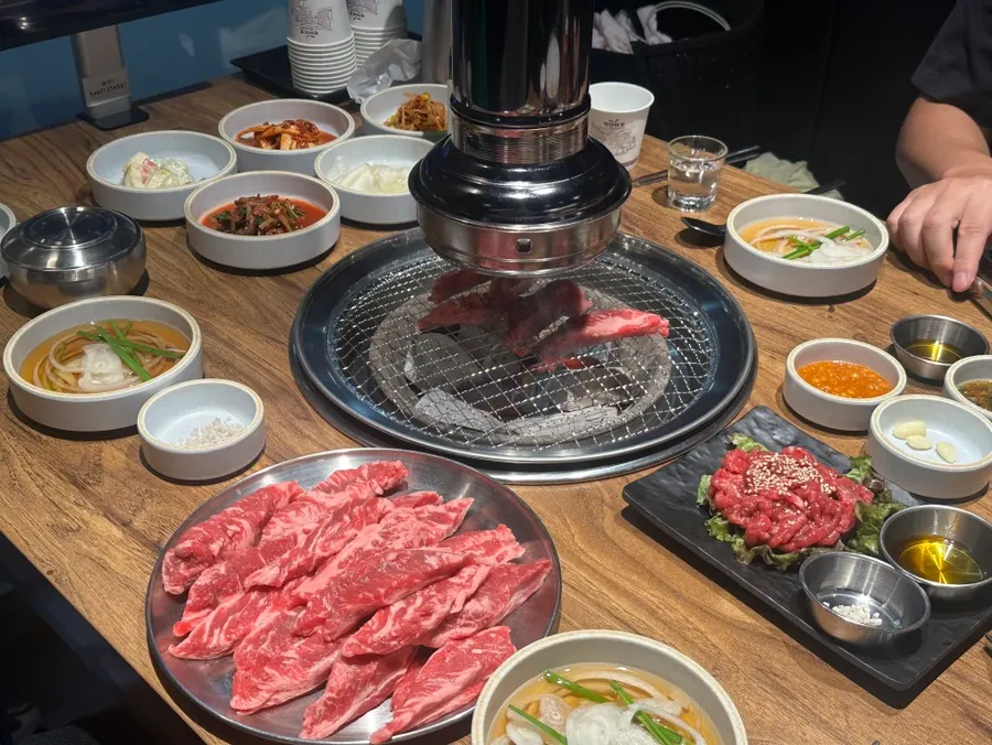 반찬과 소스가 놓인 테이블
