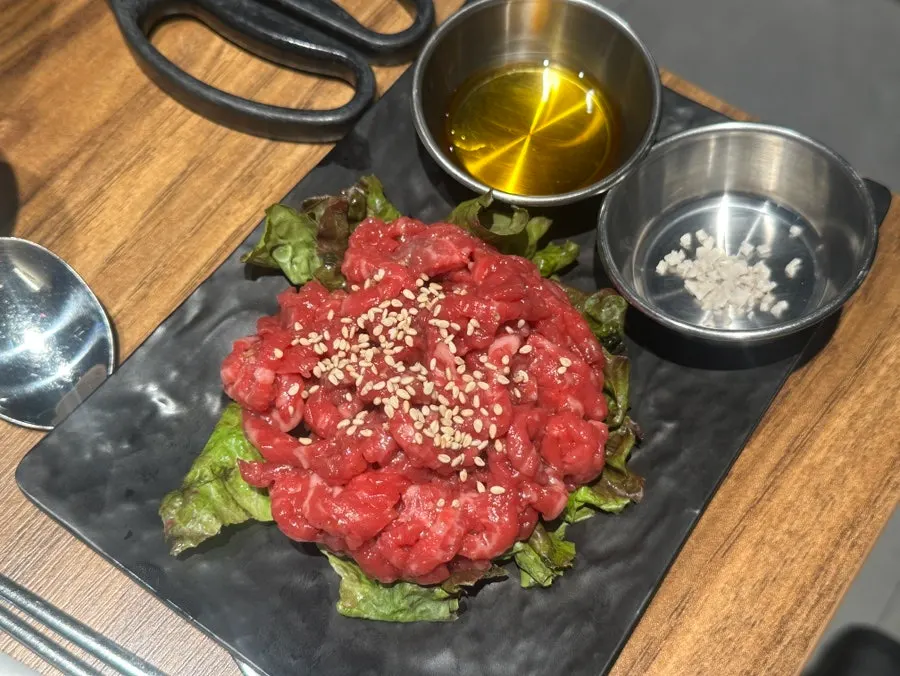 두툼한 숙성 갈비살 600g 접시