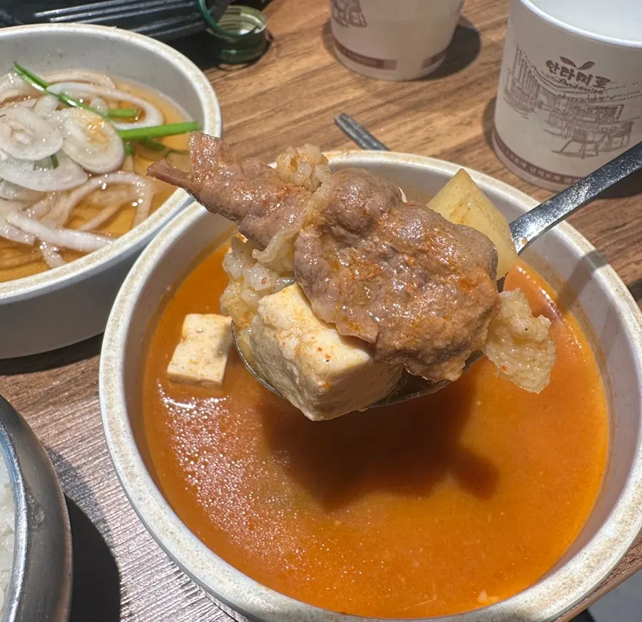 함께 나온 육회와 큰 사이즈 된장찌개