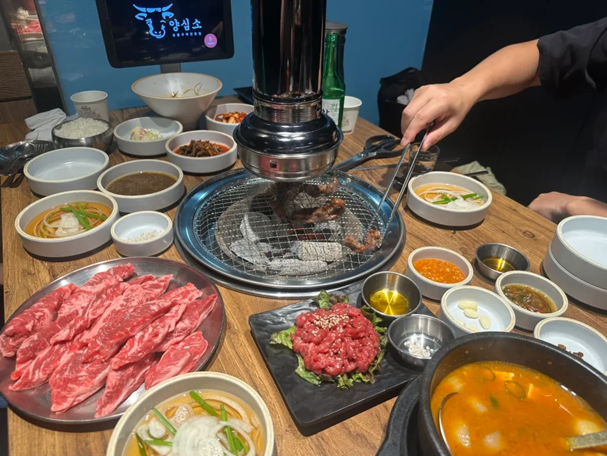 따로 받은 양념소스를 바른 갈비살