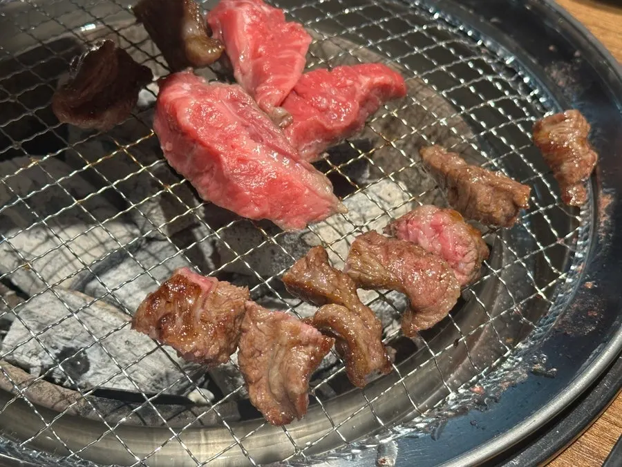 불판에서 구워지는 숙성 갈비살