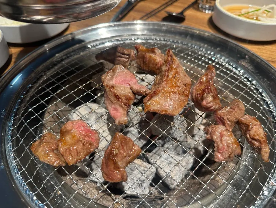 살짝 익혀 먹는 생갈비살