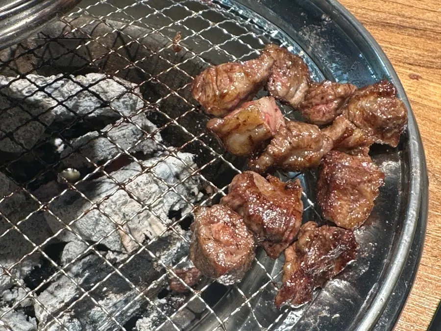 가위로 자른 갈비살 조각