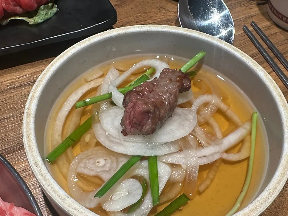 소금에 찍어 먹는 소갈비살
