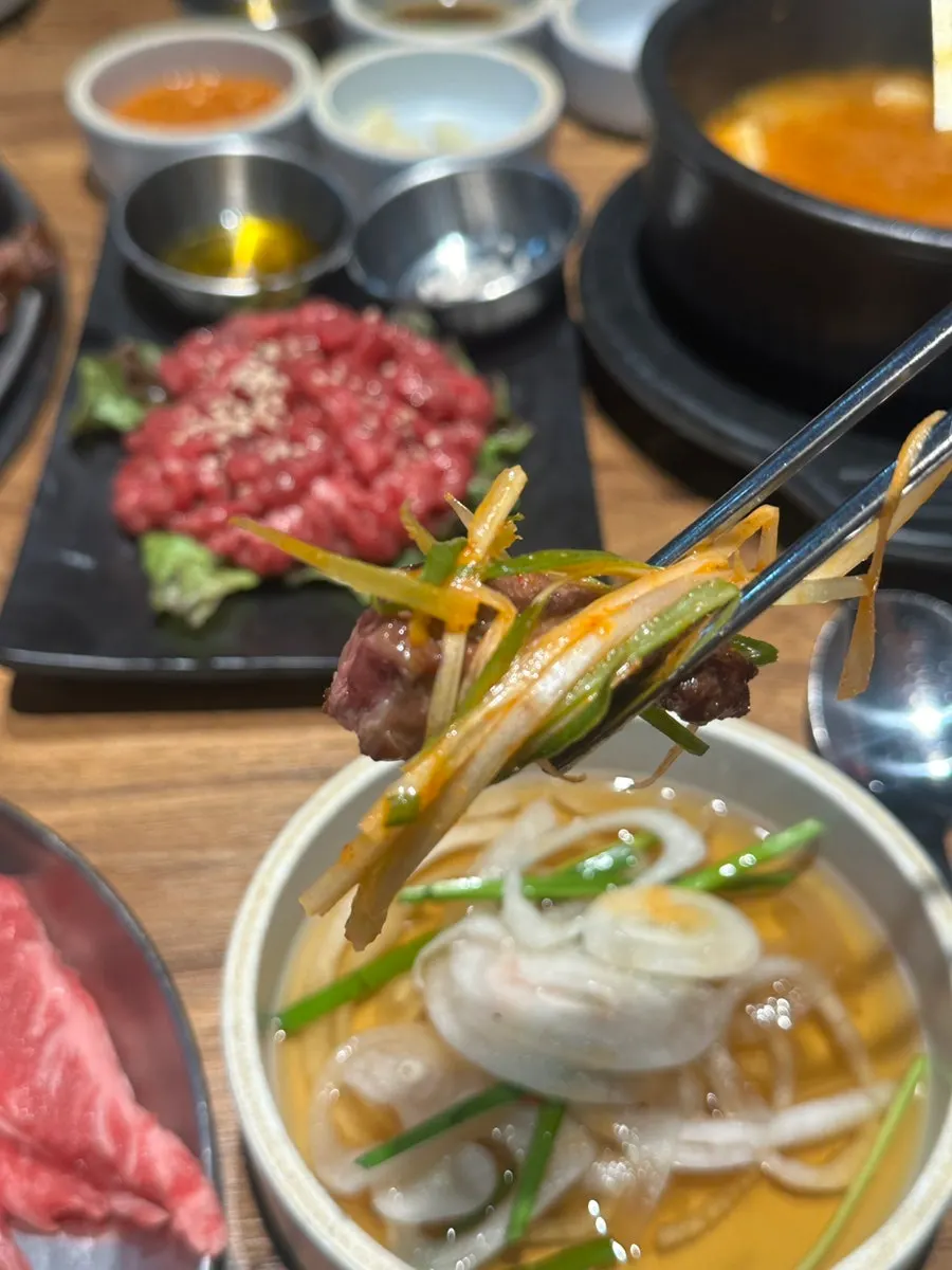 쌈과 반찬을 곁들인 갈비살 한입