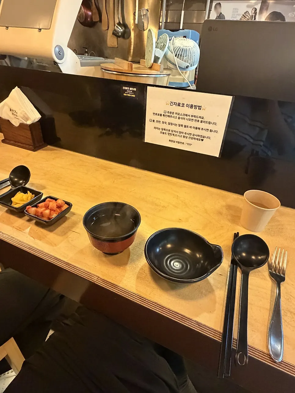 깍두기 등 밑반찬을 담은 앞접시