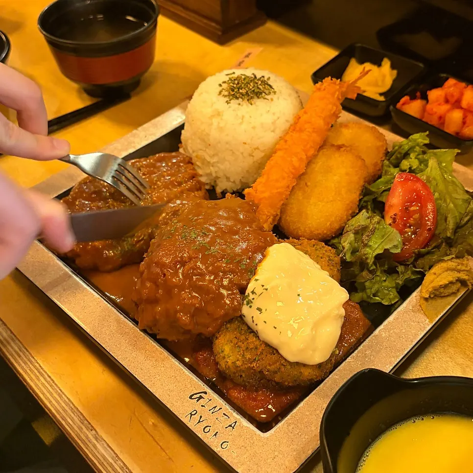 우동과 돈까스를 함께 놓은 테이블 상차림